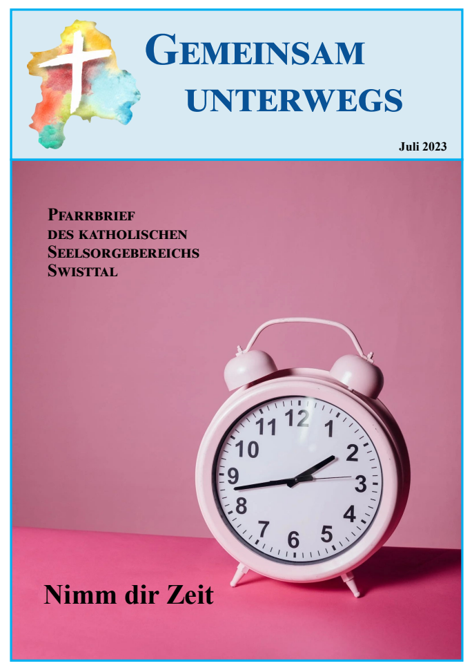 Vor einem rosafarbenen Hintergrund steht ein Wecker mit weißem Ziffernblatt und schwarzen Zeigern (die Uhrzeit ist 13:43)