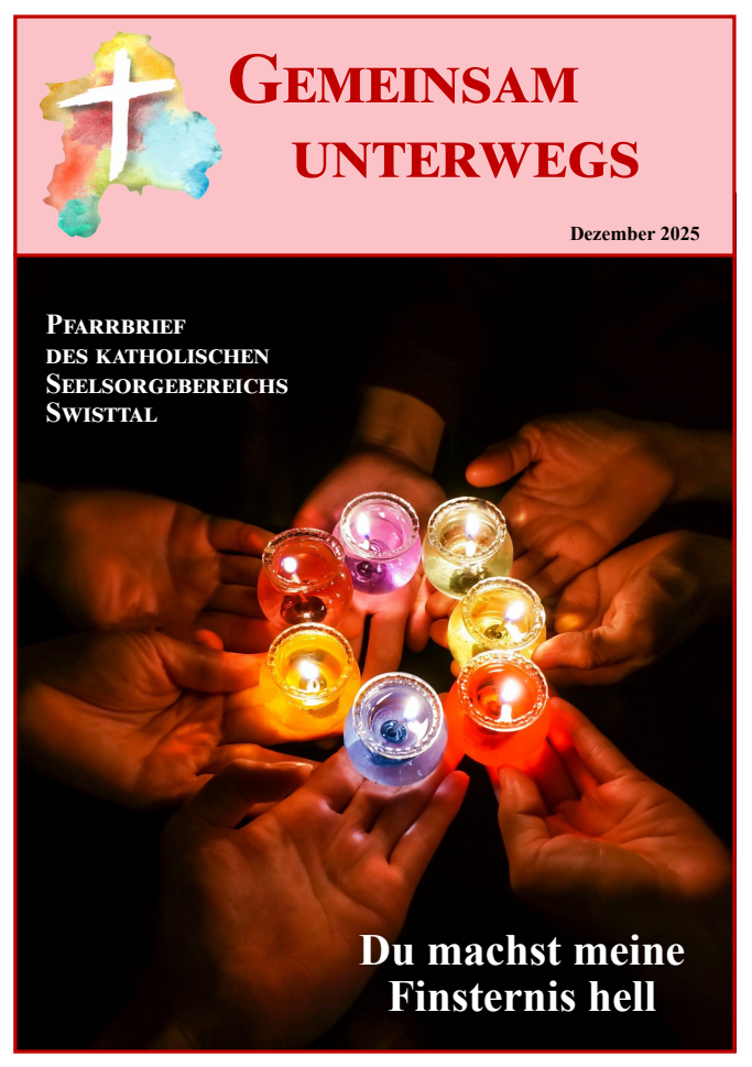 In der Dunkelheit halten Hände verschiedenfarbige Kerzen aneinander