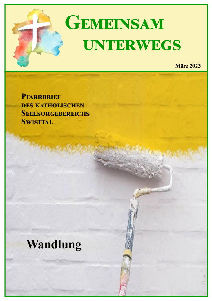 Eine Malerrolle vor einer Wand; die obere Hälfte gelb, die untere weiß gestrichen