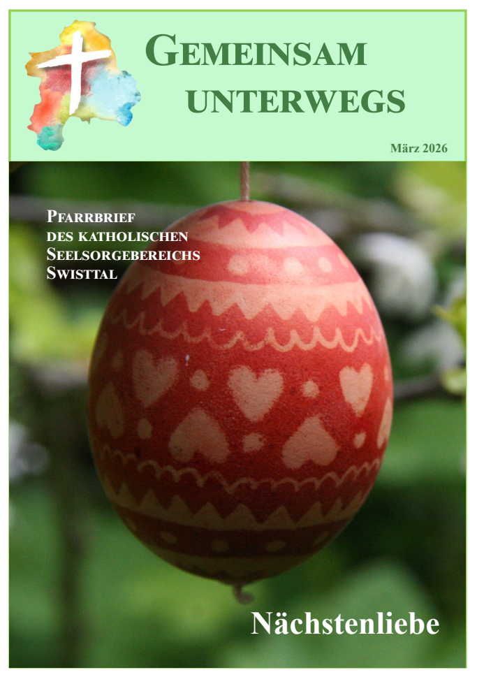 Ein rotes Osterei mit Herzen und Ornamenten